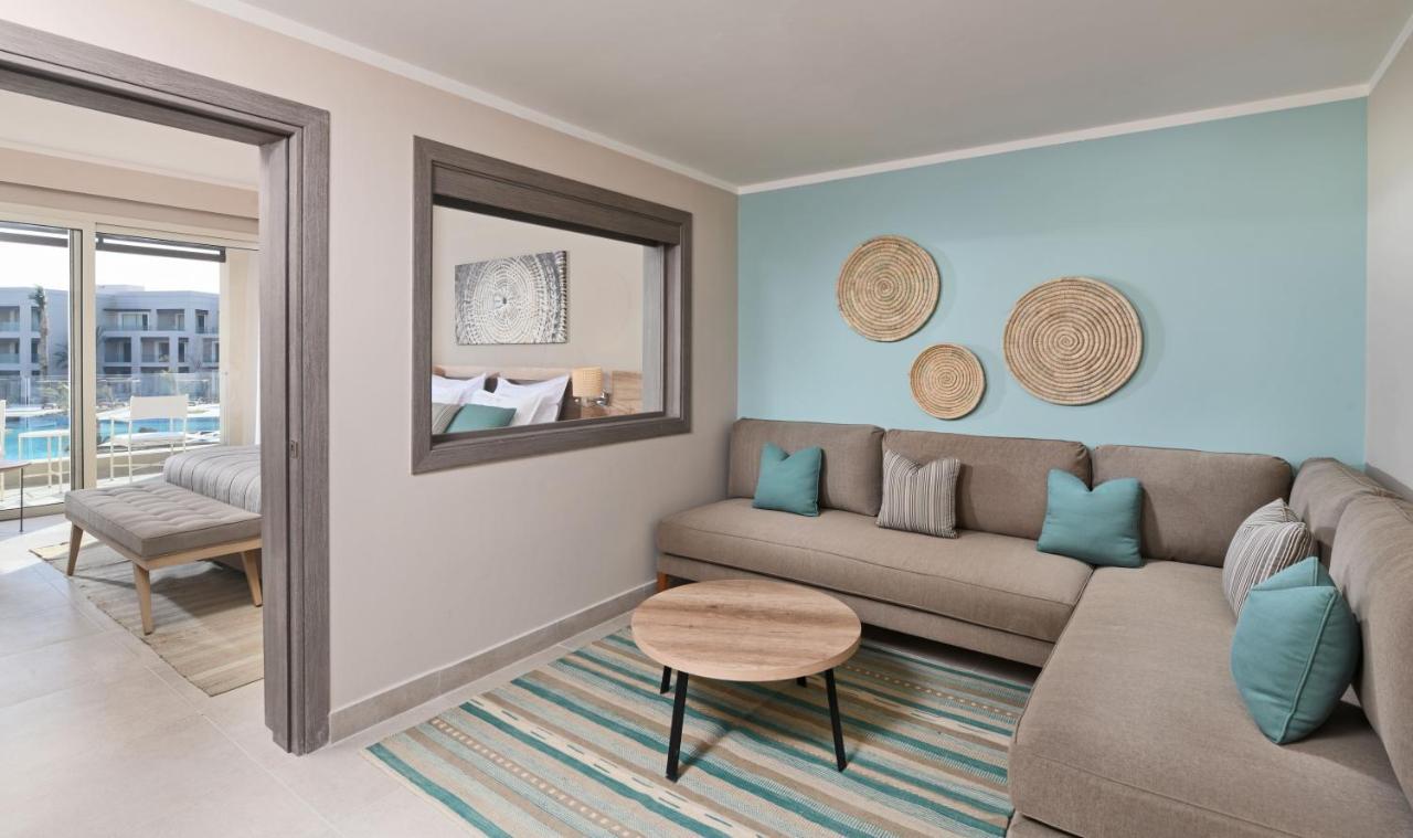 Steigenberger Resort Ras Soma Hurghada Exterior foto A living room at the Hilton Garden Inn in Cape Town, South Africa